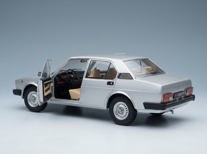 ALFA ROMEO - ALFETTA BERLINA 2000L 1978 - PLATA 749 Maqueta de coche en Vroomi