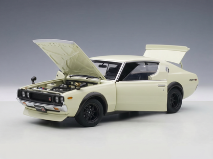 Cremefarbenes Nissan Skyline GT-R-Modellauto mit geöffneter Motorhaube und geöffnetem Kofferraum, detailgetreuem Motor und schwarzen Rädern — Vroomi