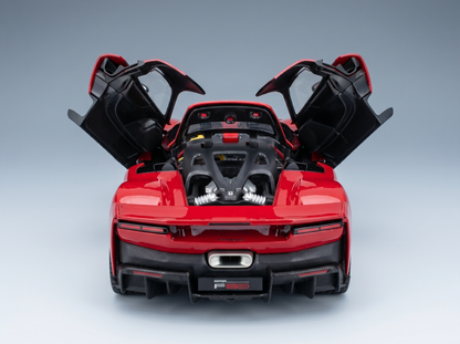 Rotes Ferrari F80-Modellauto mit geöffneten Türen, detailgetreuem Motor und Heck aus Carbonfaser – Vroomi