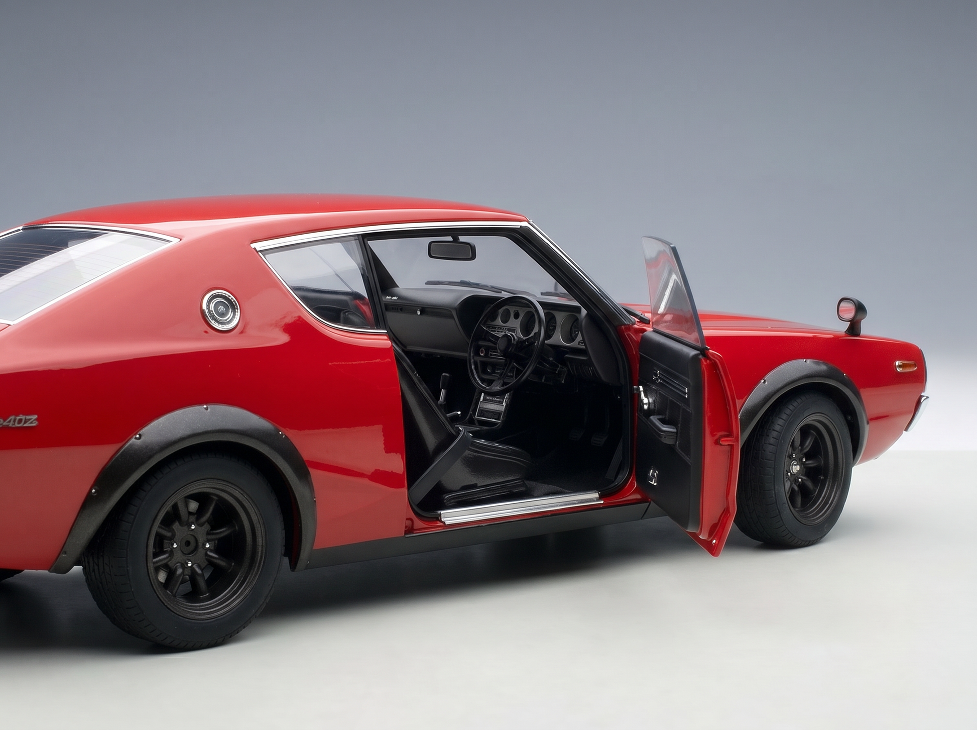 Rotes Modellauto mit offener Tür und detailgetreuem Innenraum bei Vroomi