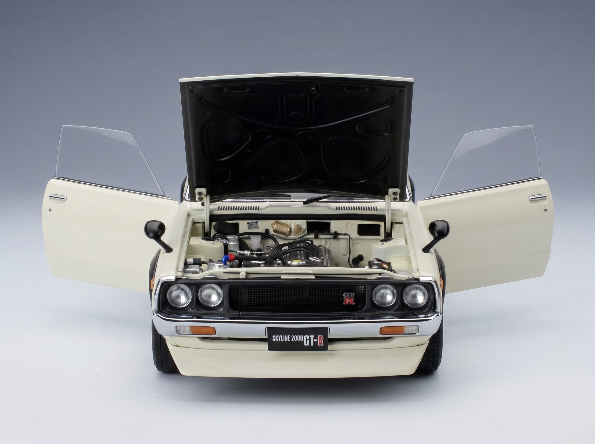 Cremefarbenes Nissan Skyline 2000GT-R-Modellauto mit geöffneter Motorhaube und Türen, detailgetreuem Motor, Vroomi