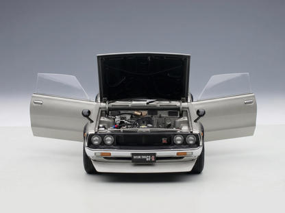Silver Skyline 2000 GT-R Modellauto mit zu öffnender Motorhaube und Türen, präsentiert von Vroomi