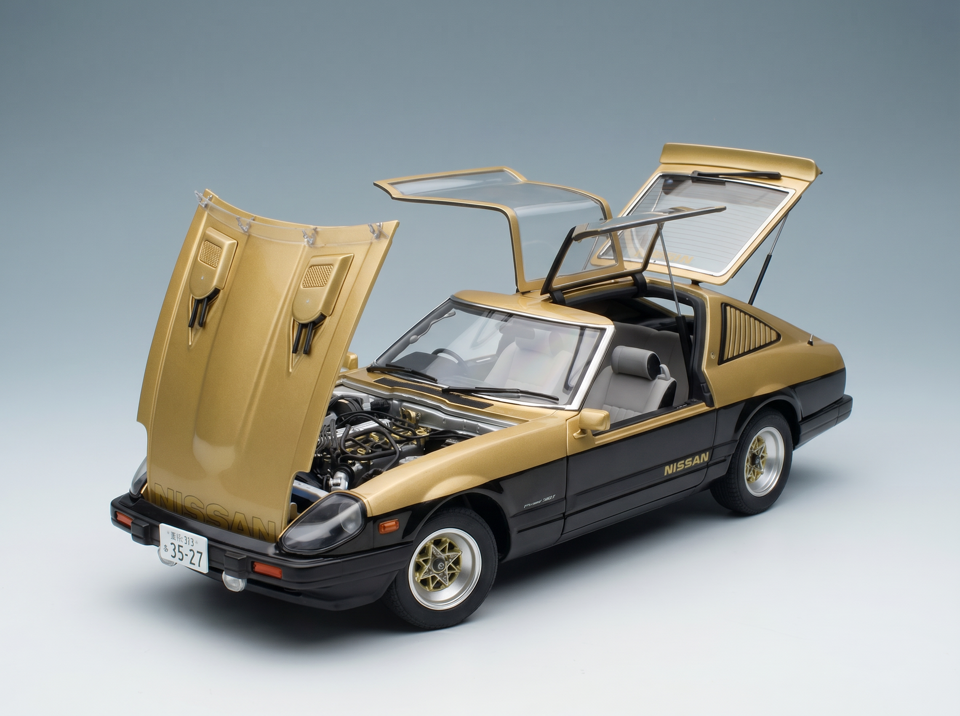 Gold-schwarzes Nissan-Modellauto mit geöffneter Motorhaube und Türen sowie detailgetreuem Motor von Vroomi