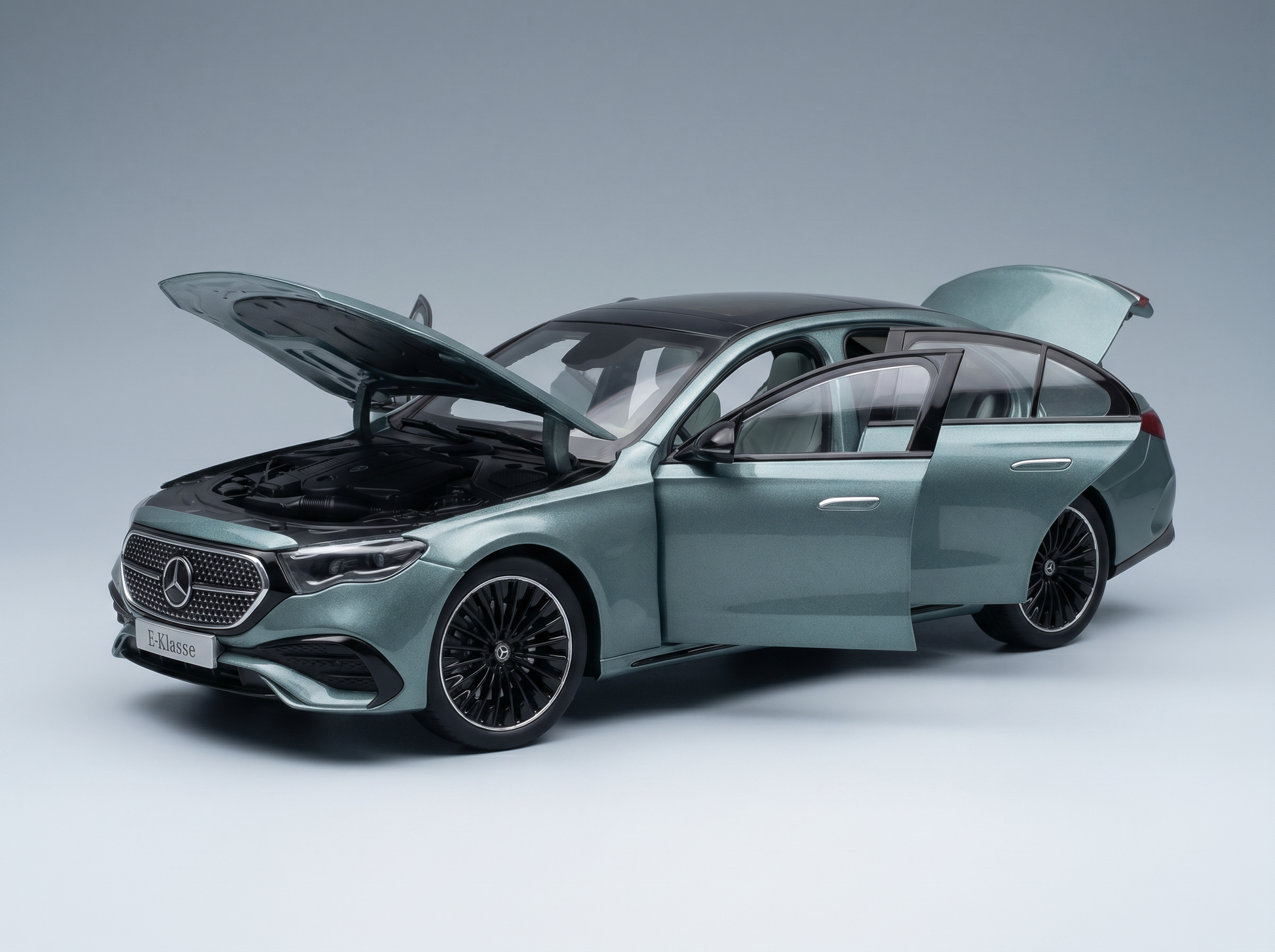 modellino in scala della Mercedes Classe E verde modellino porte e cofano aperti, presentato da Vroomi