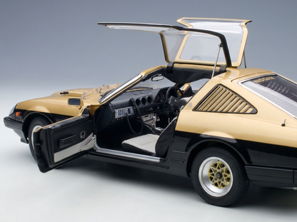 Gold-schwarzes Nissan-Modellauto mit geöffneten Türen und offenem Dach, detailgetreue Innenausstattung, Vroomi