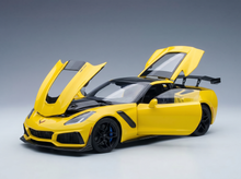 Gelbes Corvette ZR1-Modellauto mit geöffneten Türen, präsentiert von Vroomi für Sammler