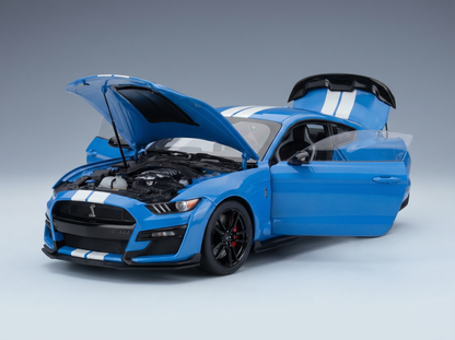 Blaues Modellauto mit geöffneter Motorhaube und Türen, das den detailgetreuen Motor zeigt, von Vroomi