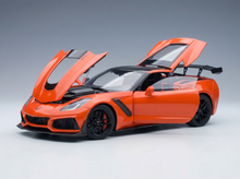Vroomi-Modellauto der Corvette in Orange im Maßstab mit geöffneten Türen und Motorhaube, detailgetreue Nachbildung aus Druckguss