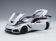 Weißes Corvette ZR1-Modellauto mit geöffneten Türen und Motorhaube sowie detailgetreuem Innenraum, von Vroomi