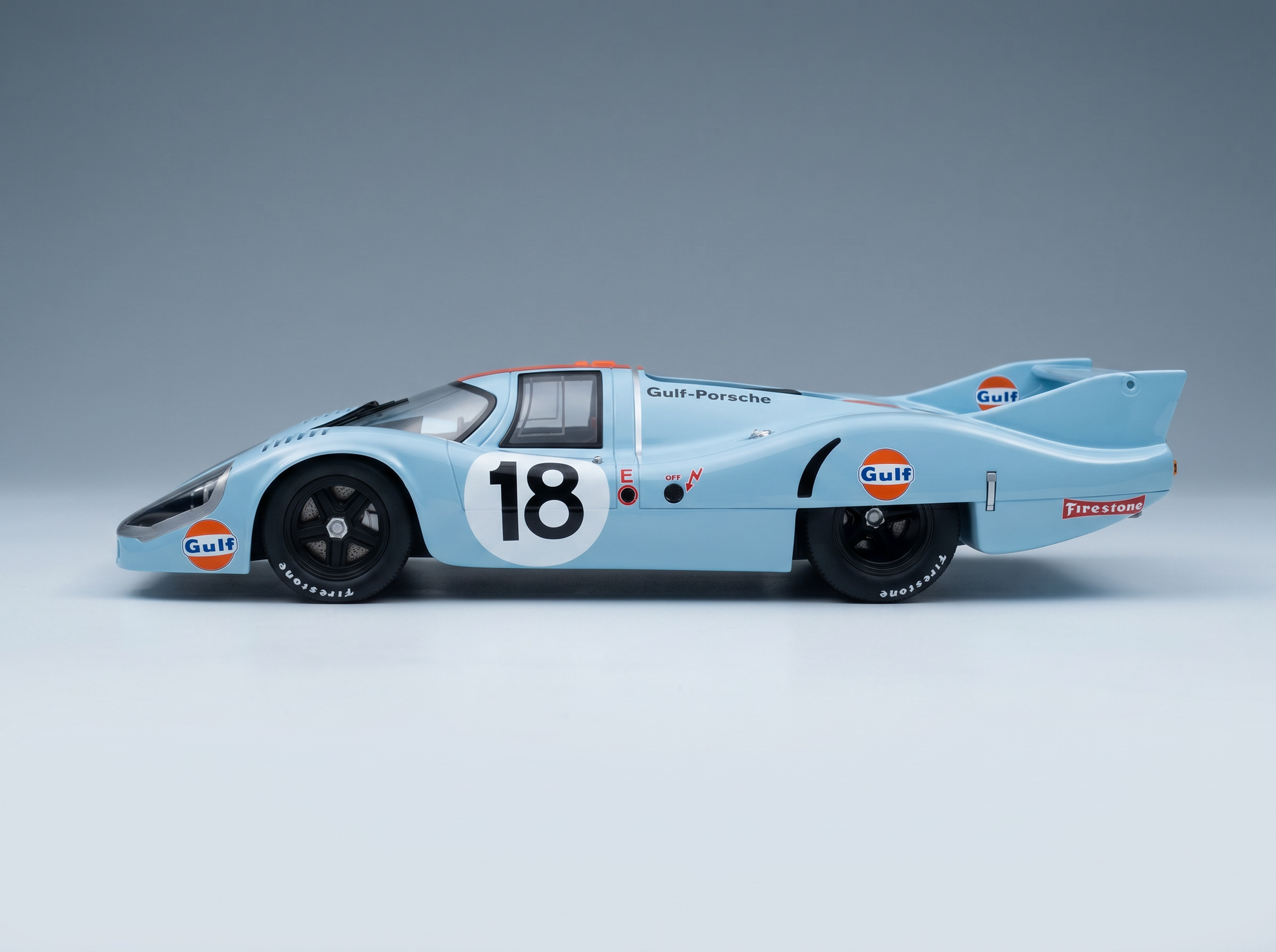 Gulf-Porsche 18 Rennwagen-Modell, hellblau mit Gulf-Lackierung, präsentiert bei Vroomi
