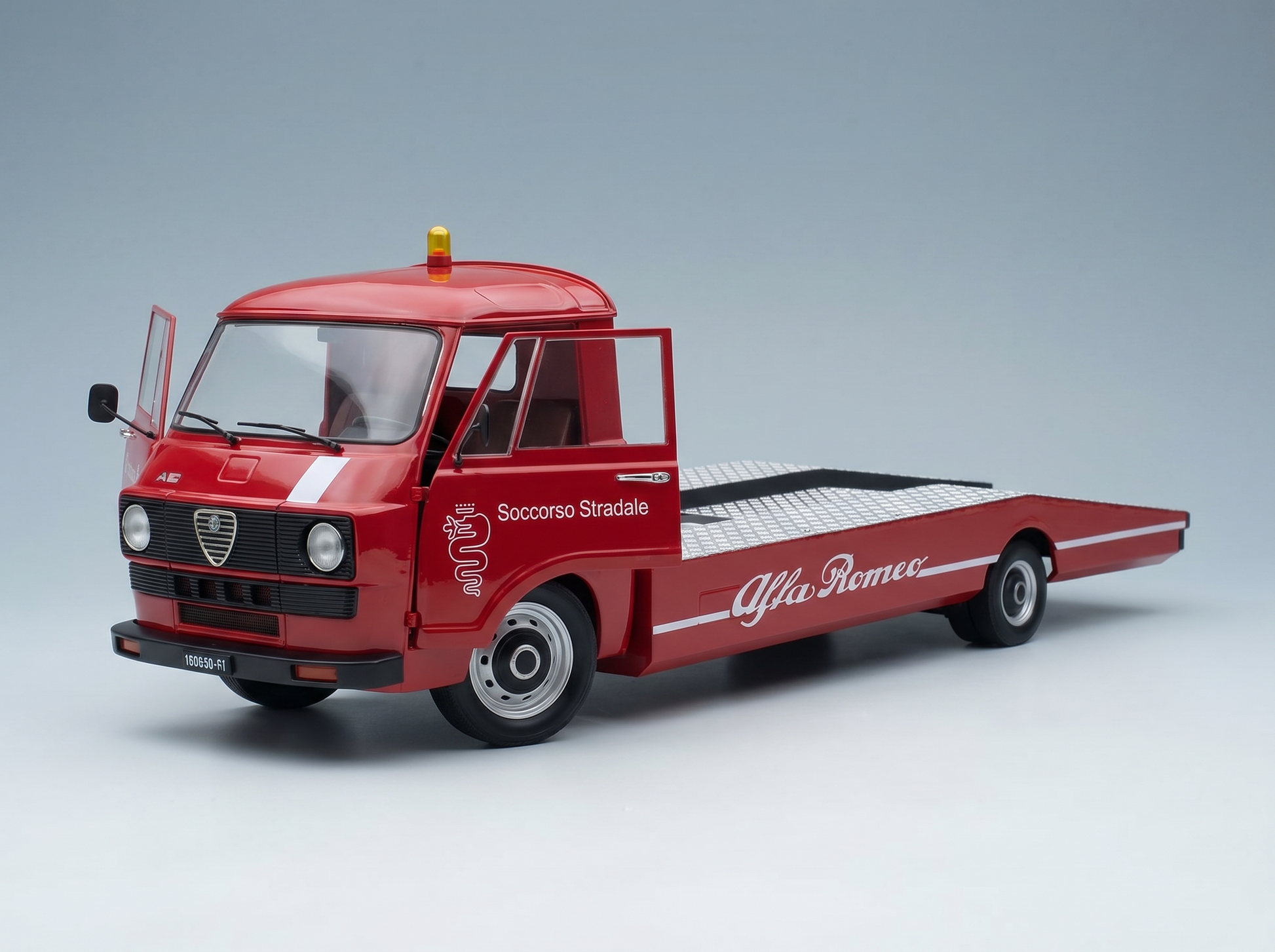 ALFA ROMEO - A12 (F12) CAMIÓN DE SERVICIO TÉCNICO, SEGUNDA SERIE, 1977 - CAMIÓN GRÚA - ABSCHLEPPWAGEN - DÉPANNEUSE - ROJO Y NEGRO. Maqueta de coche en Vroomi