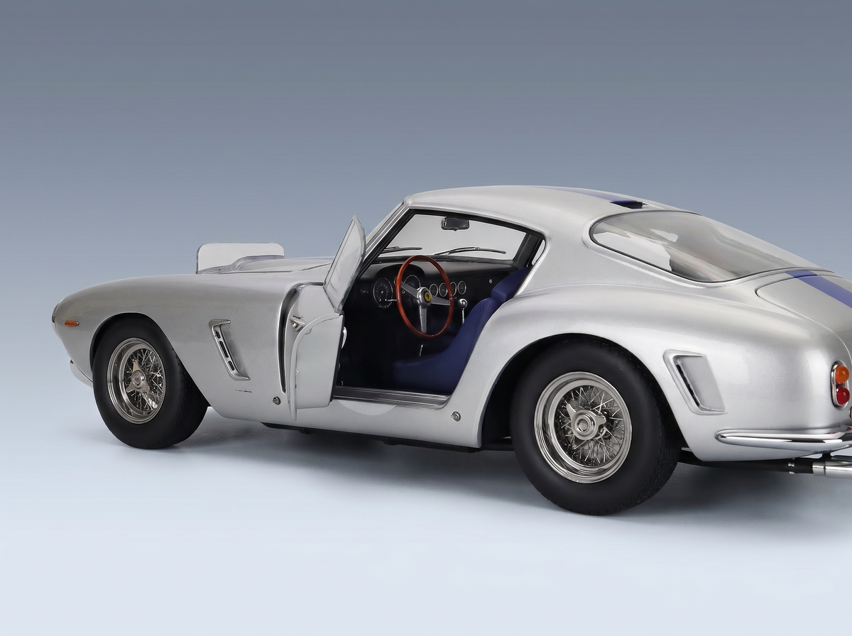 ferrari-250gt-swb-3-0l-v12-coupe-team-noblet-n-14-3rd-24h-le-mans-1961-pierre-jean-guichet-silver-blue-racing-cars-601 - Vroomi