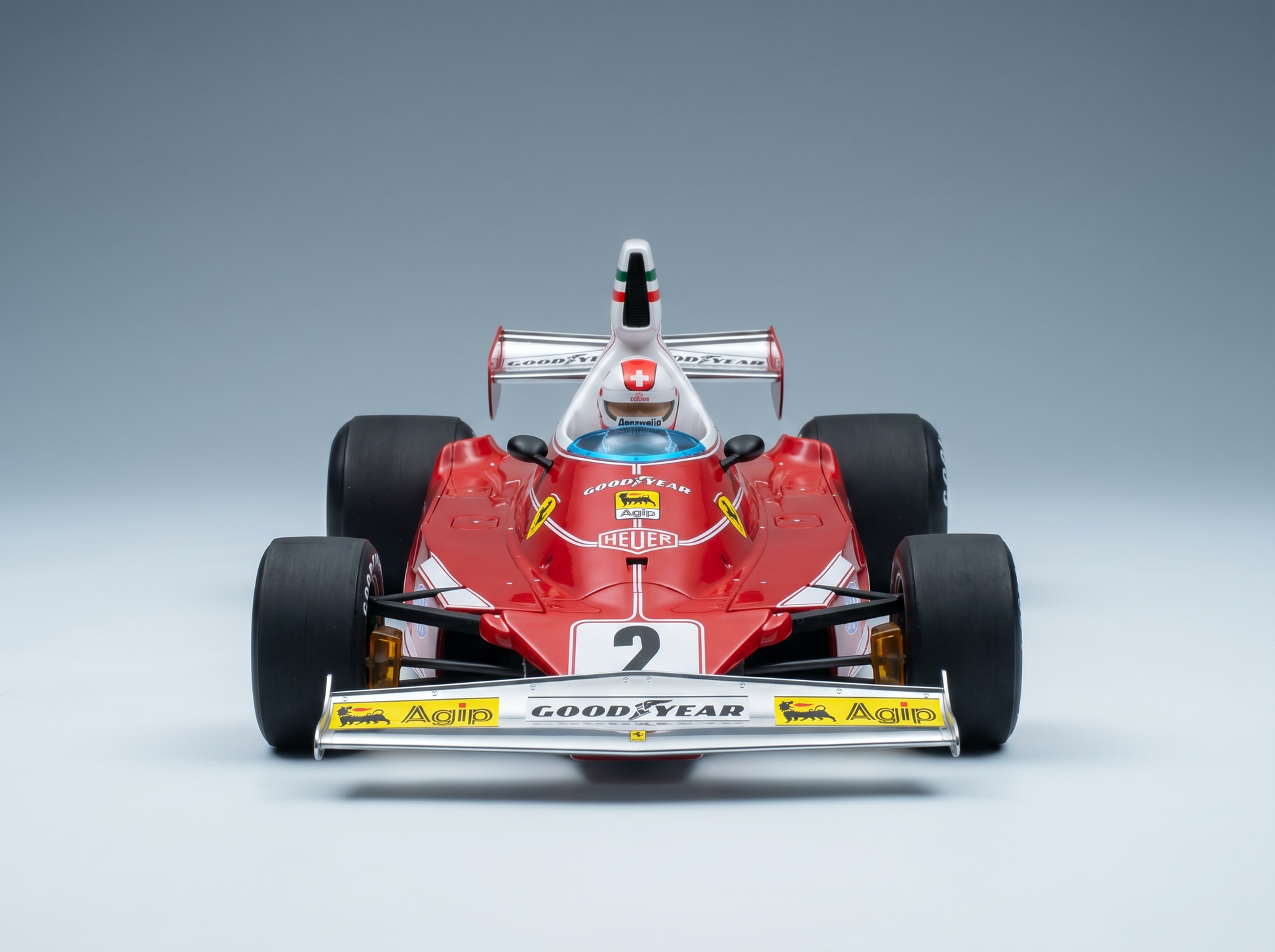 Maqueta a escala de un Ferrari F1 rojo con los logotipos de Goodyear y Agip, con el número 2, de Vroomi