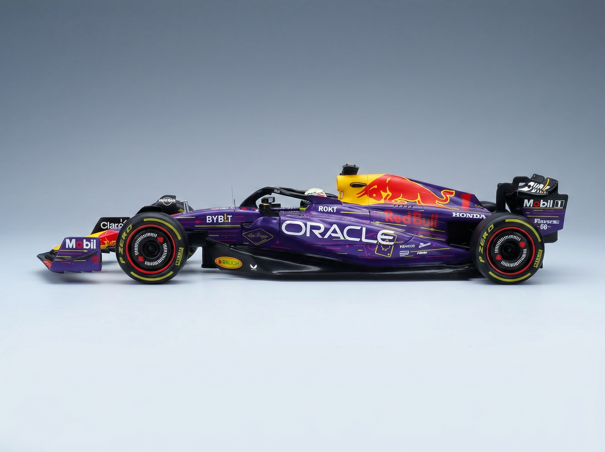 Ein Modellauto von Purple Oracle Red Bull im Maßstab 1:1, ausgestattet mit P-Zero-Reifen, wurde bei Vroomi ausgestellt.