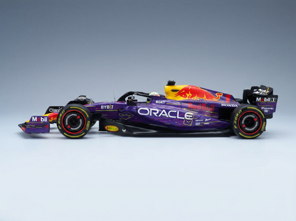 Ein Modellauto von Purple Oracle Red Bull im Maßstab 1:1, ausgestattet mit P-Zero-Reifen, wurde bei Vroomi ausgestellt.