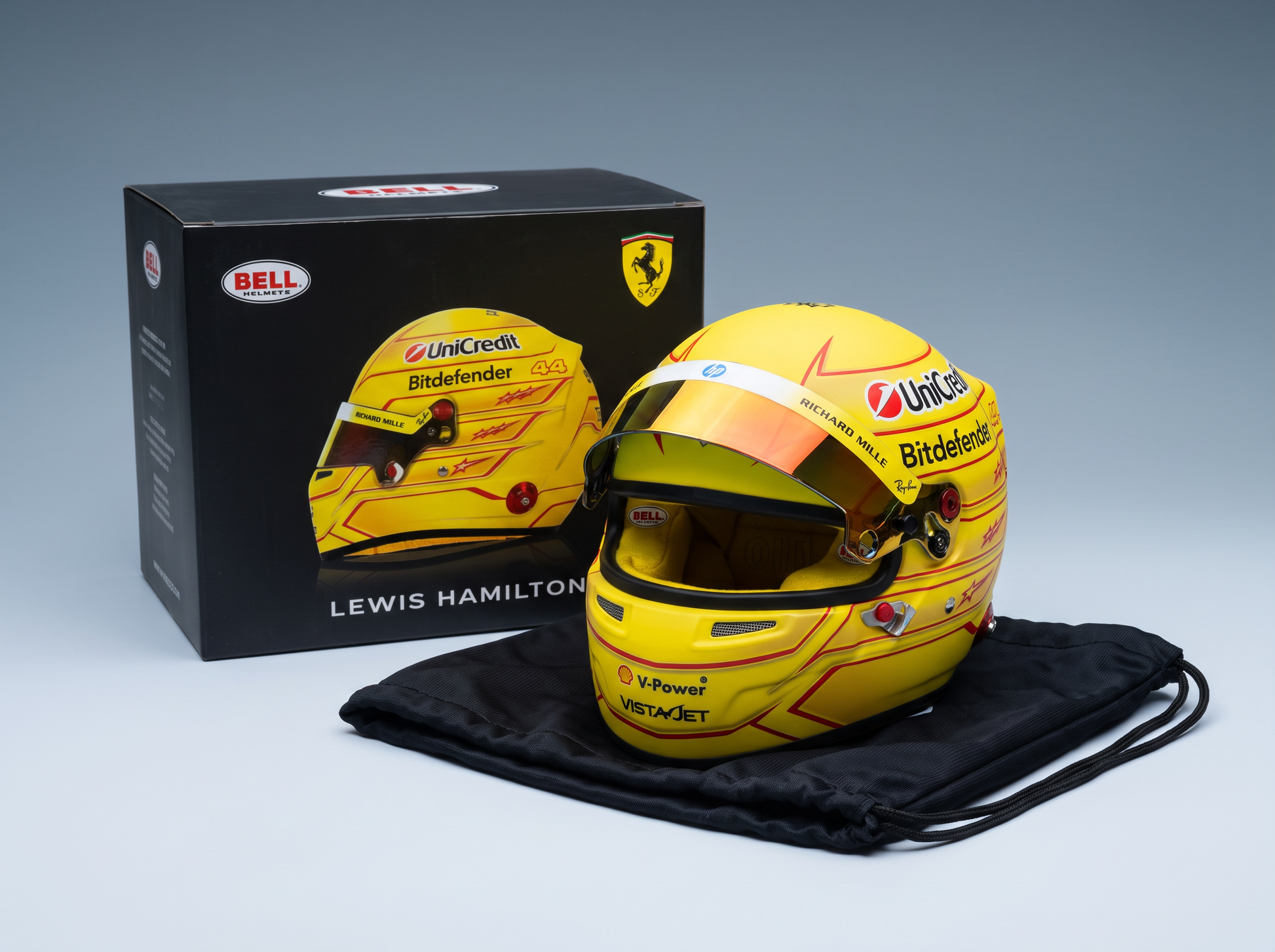 helmet Ferrari 2023 de Lewis Hamilton avec Bell , exposée avec la collection de modèles réduits de voitures Vroomi