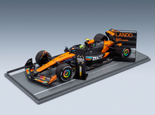 McLAREN - F1  MCL39 ÉQUIPE MCLAREN N° 4 CHAMPION DU MONDE 3e GP D'ABOU DHABI AVEC PANNEAU DE PIT 2025 LANDO NORRIS - ORANGE ET NOIR