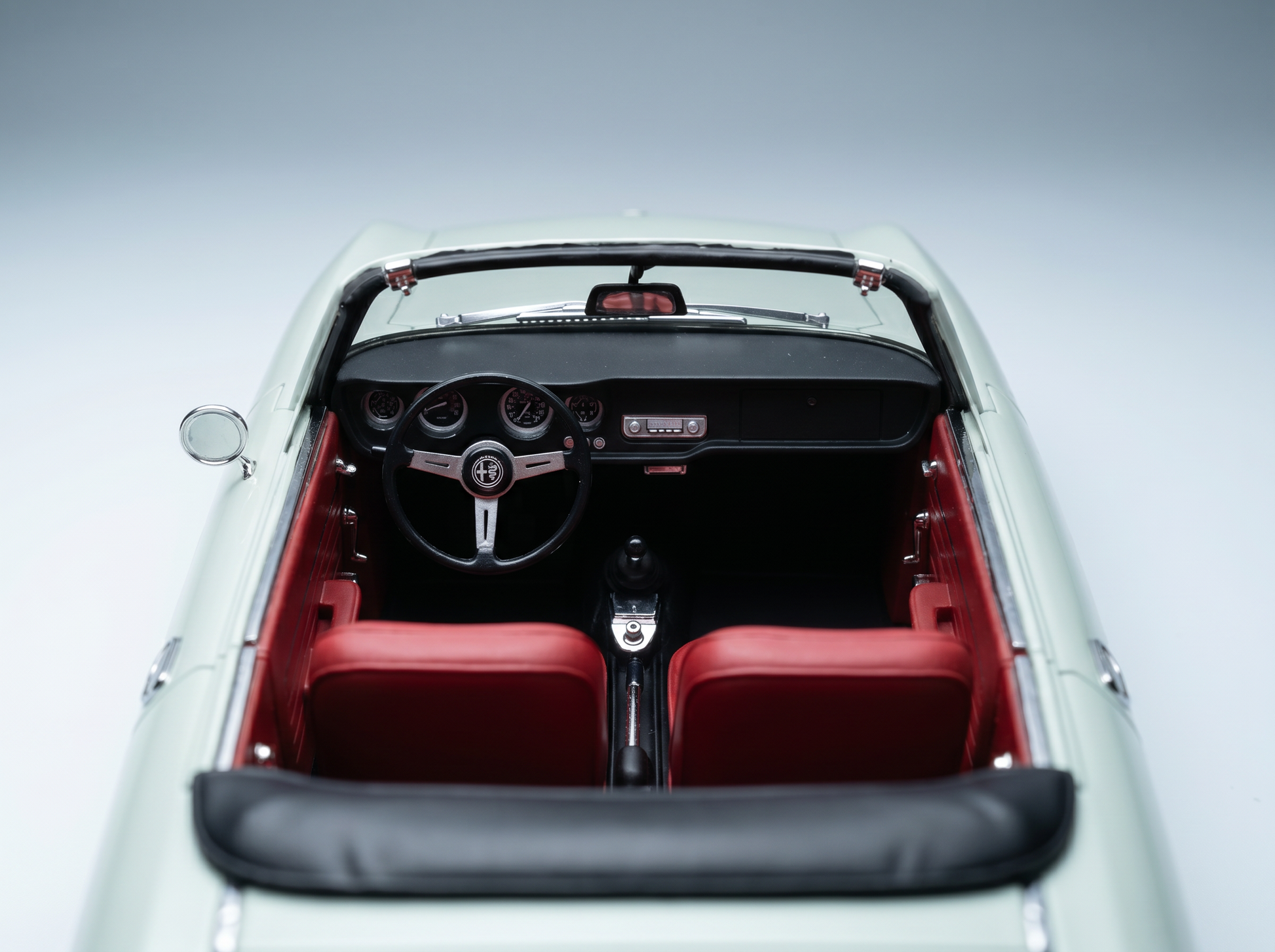 ALFA ROMEO - GIULIA 1600 GTC CABRIOLET DESCAPOTABLE 1964 – INTERIOR ROJO - AZZURRO SPAZIO - AZUL CLARO Maqueta de coche en Vroomi