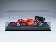 Rotes Ferrari-F1-Modellauto mit der Startnummer 28, ausgestellt in einer durchsichtigen Vitrine – Vroomi-Sammlerreplik