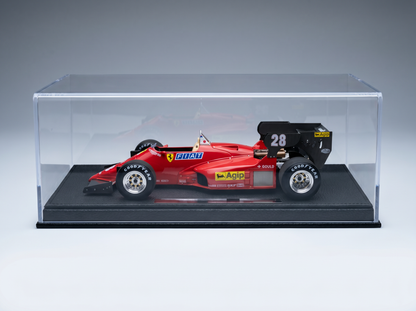 modellino in scala F1 della Ferrari rossa modellino il numero 28, esposto in PULISCI — Replica da collezione Vroomi
