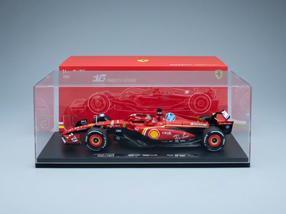Rotes Ferrari-F1-Modellauto von Charles Leclerc, ausgestellt in einer durchsichtigen Vitrine mit Vroomi-Logo