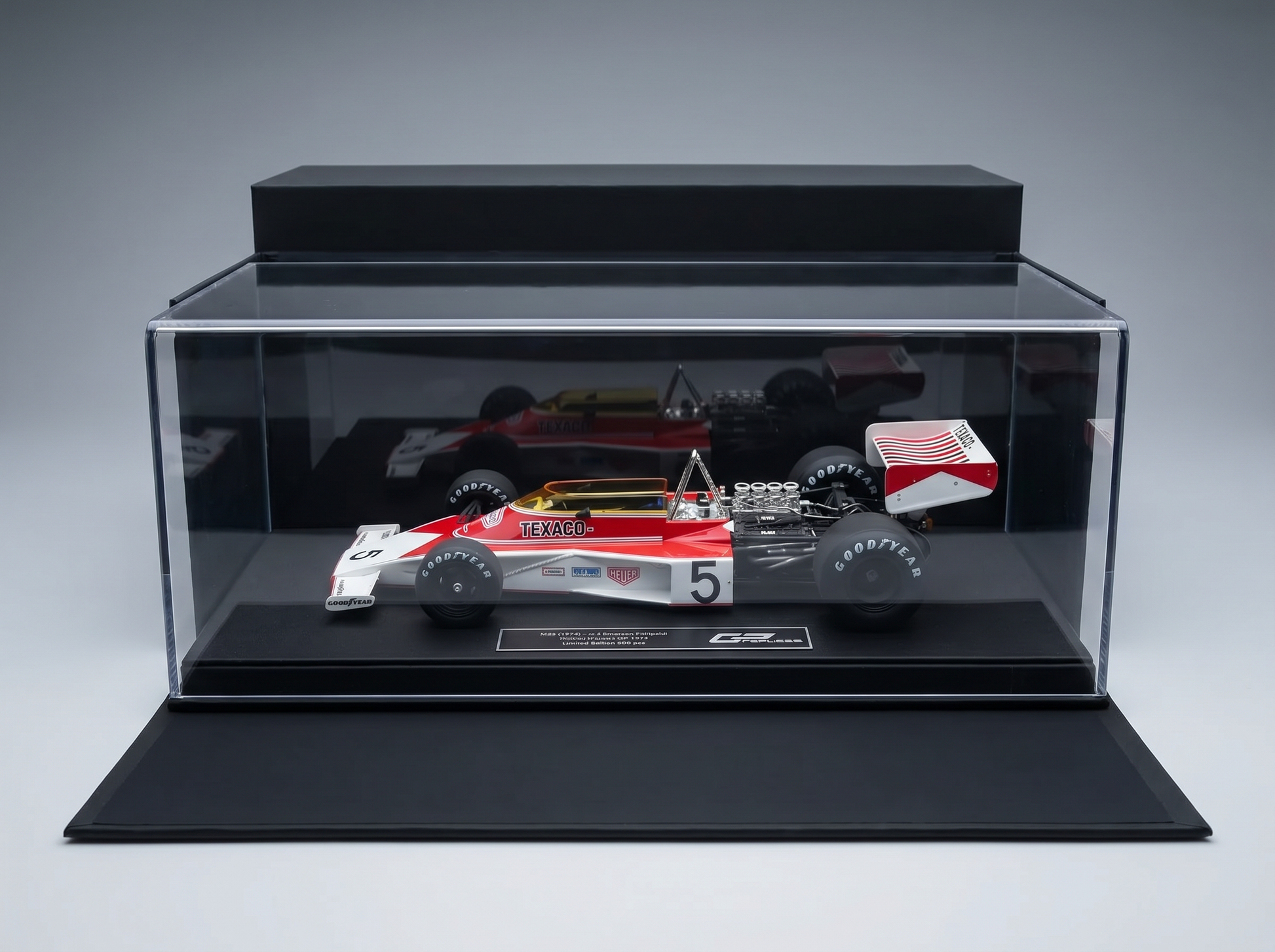 Maquette de voiture de Formule 1 Texaco rouge et blanche dans une vitrine, édition collector Vroomi