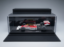 Rot-weißes Texaco-Formel-1-Modellauto in einer Vitrine, Vroomi-Sammlerausgabe