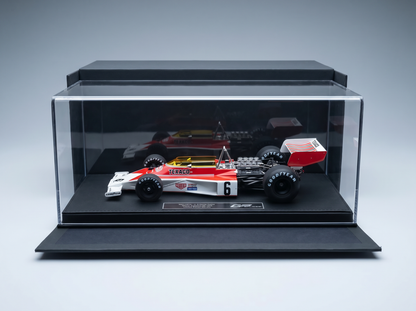Maquette de voiture de Formule 1 Texaco rouge et blanche dans une vitrine, édition collector Vroomi