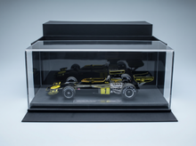 Schwarz-goldenes Modellauto in einer Vitrine, Vroomi-Sammleredition mit Goodyear-Reifen