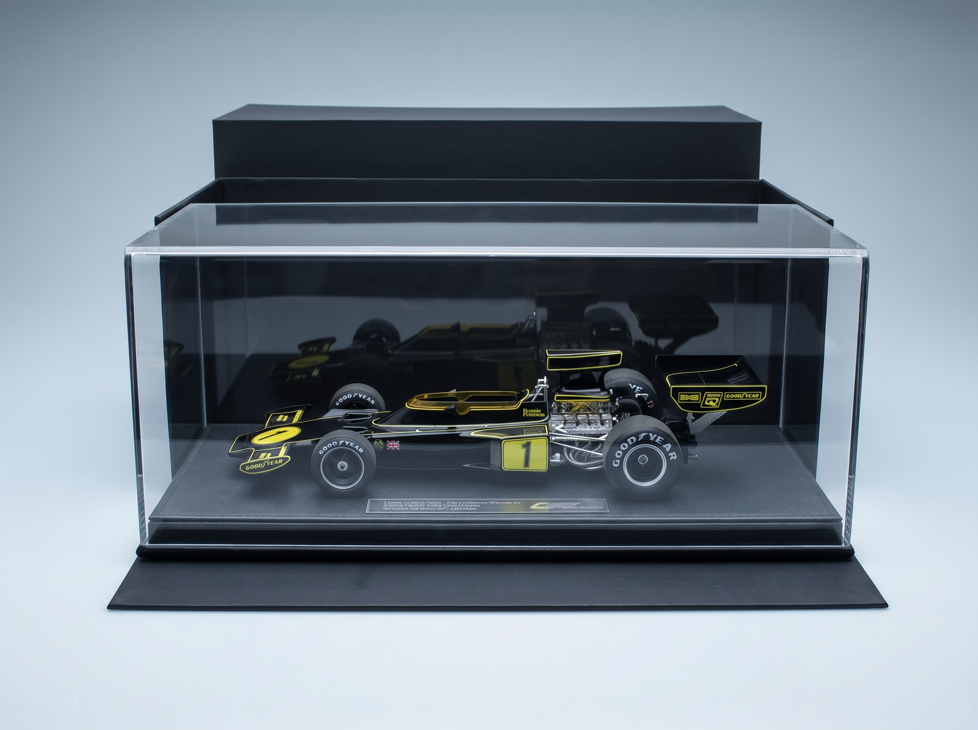 Schwarz-gelbes Modellauto in einer Vitrine, Vroomi-Sammleredition