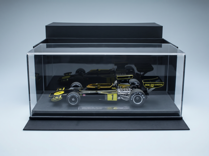 Schwarz-gelbes Modellauto in einer Vitrine, Vroomi-Sammleredition