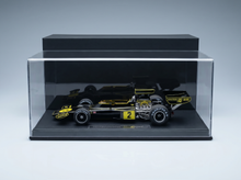 Schwarz-gelbes Modellauto in einer Vitrine, aus der „Vroomi“-Kollektion für Motorsportfans