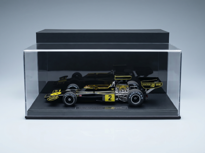 Schwarz-gelbes Modellauto in einer Vitrine, aus der „Vroomi“-Kollektion für Motorsportfans