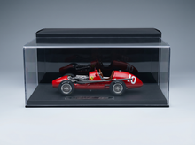 Rotes Ferrari-Modellauto im Maßstab 1:18 in einer Vitrine, Vroomi-Sammleredition mit der Lackierung Nr. 10