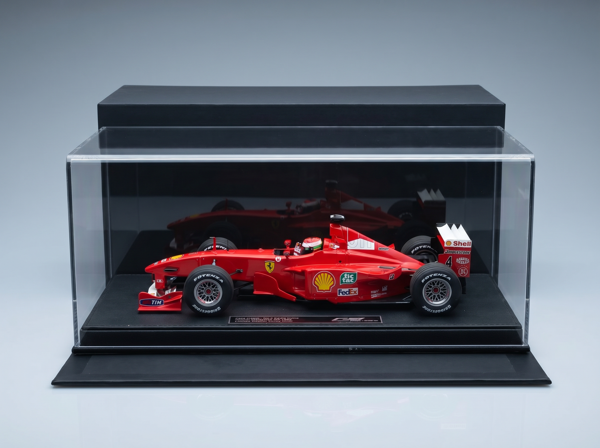 Maquette de voiture de F1 Ferrari rouge dans une vitrine, réplique de collection de la marque Vroomi