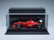 Rotes Ferrari-F1-Modellauto in einer Vitrine, Sammler-Replik von Vroomi