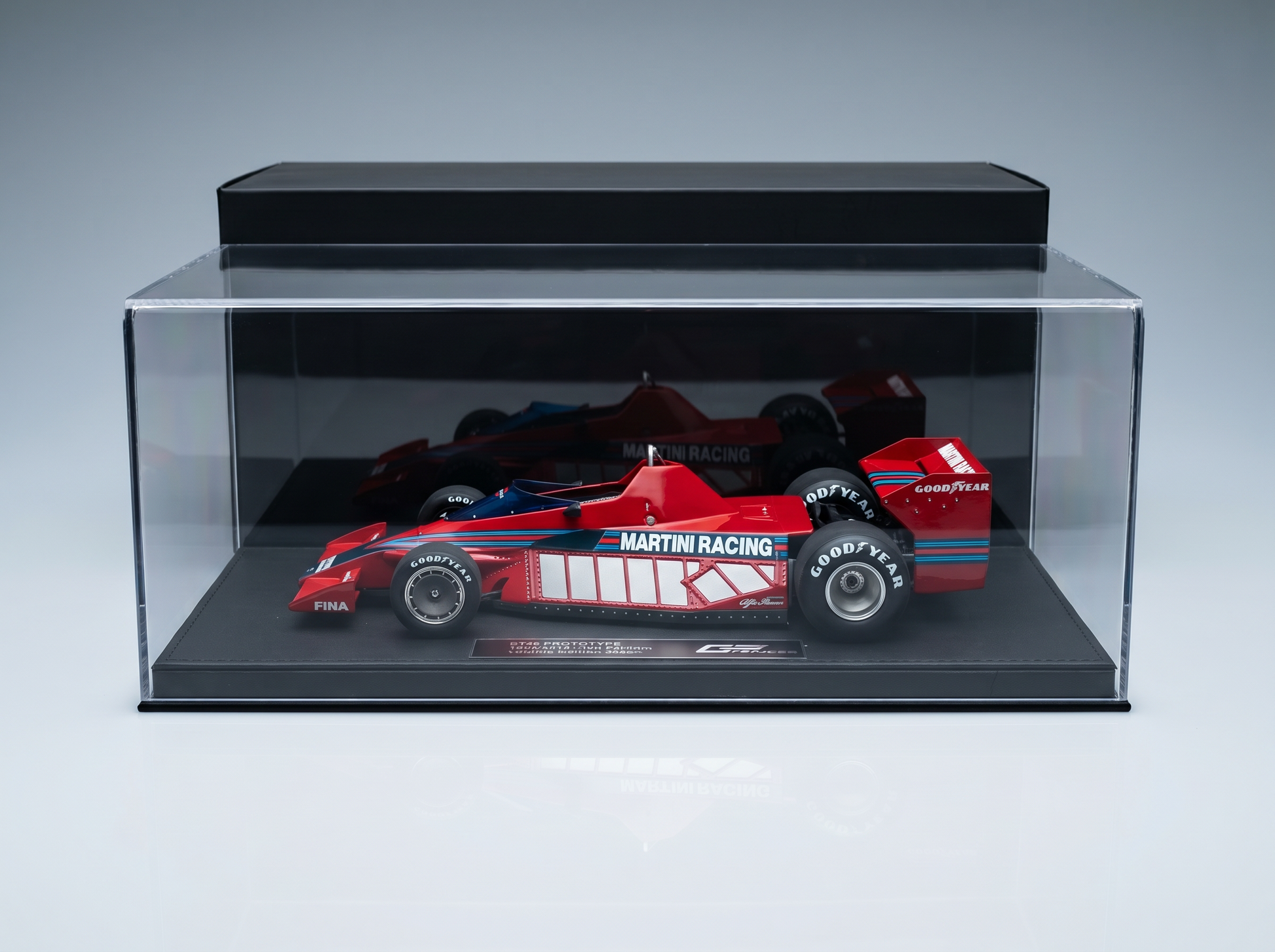 Martini Racing-schaalmodelauto in vitrine, Vroomi-verzamelaarseditie met Goodyear-banden