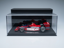 Martini Racing-Modellauto in Vitrine, Vroomi-Sammleredition mit Goodyear-Reifen