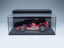 Red Martini Racing-Modellauto in einer Vitrine, bei Vroomi für Sammler präsentiert