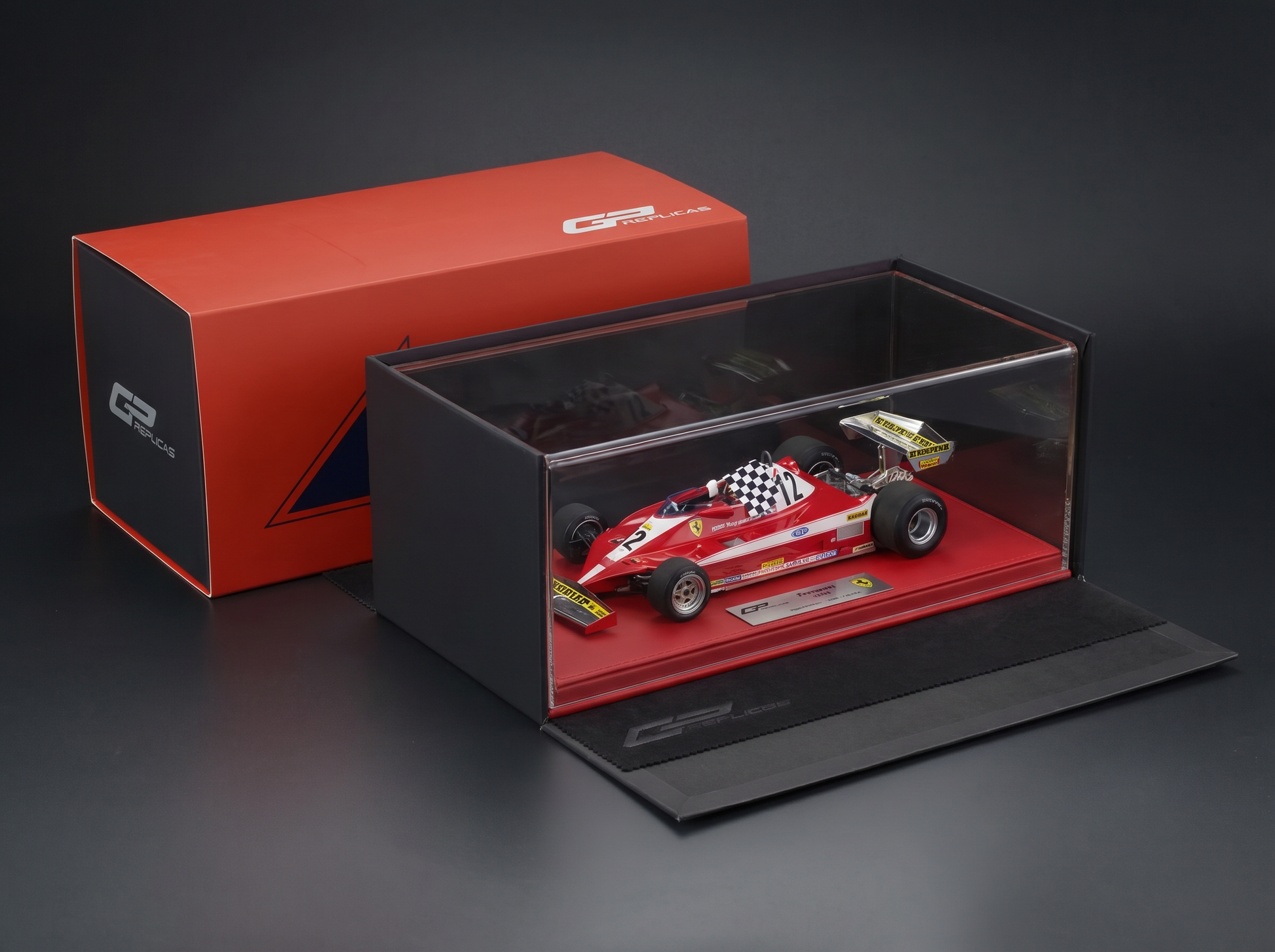 Maqueta a escala de un Ferrari rojo en vitrina de Vroomi, ideal para coleccionistas y aficionados al automovilismo.