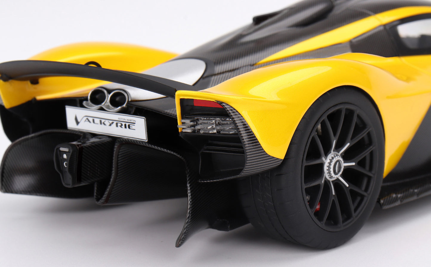 ASTON MARTIN VALKYRIE SUNBURST YELLOW TOP SPEED