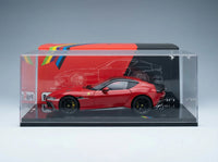Coche a escala Ferrari rojo en vitrina, presentado por Vroomi para coleccionistas.