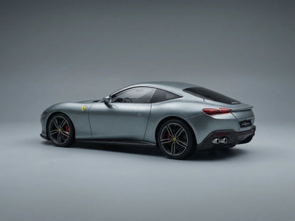 Maqueta a escala de un Ferrari Roma plateado con pinzas de freno rojas, presentada por Vroomi para coleccionistas
