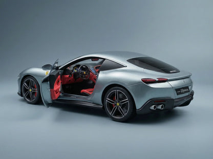 Maqueta a escala de un Ferrari Roma plateado con interior rojo, presentada por Vroomi para coleccionistas.