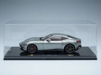 Zilverkleurig Ferrari Roma schaalmodel in transparante vitrine, samengesteld door Vroomi voor verzamelaars.