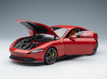Rotes Ferrari-Modellauto mit geöffneter Motorhaube und detailgetreuem Motor bei Vroomi