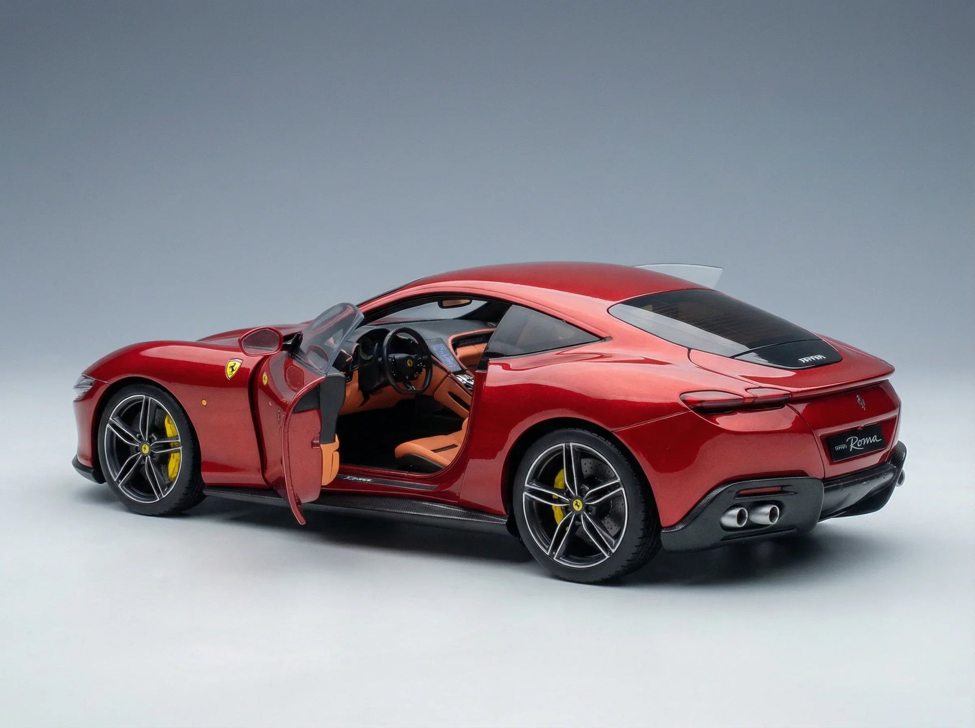 Rood Ferrari Roma-schaalmodel met open deur en gedetailleerd interieur, bij Vroomi
