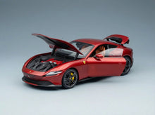 Rotes Ferrari-Modellauto mit geöffneter Motorhaube und Türen, detailgetreuem Motor, Vroomi