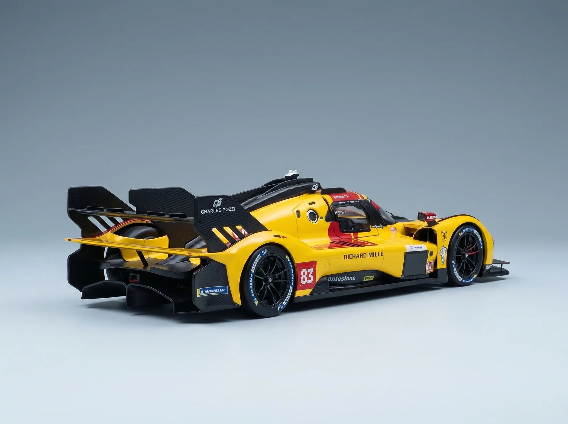 Gelbes Ferrari 499P-Modellauto Nr. 83 im Maßstab mit Richard-Mille-Lackierung und detaillierter Aerodynamik, präsentiert von Vroomi