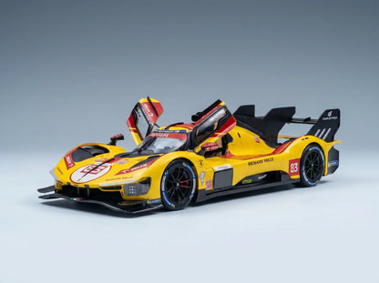 Gelbes Ferrari-Modellauto im Maßstab 1:83 mit geöffneten Türen, detailgetreuer Lackierung und Vroomi-Sammler-Display